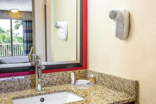 Days Inn by Wyndham Fort Lauderdale Airport Cruise Port Habitaciones Photos